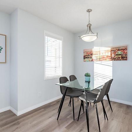 New Home With Ac, Patio And Netflix Calgary Exterior photo