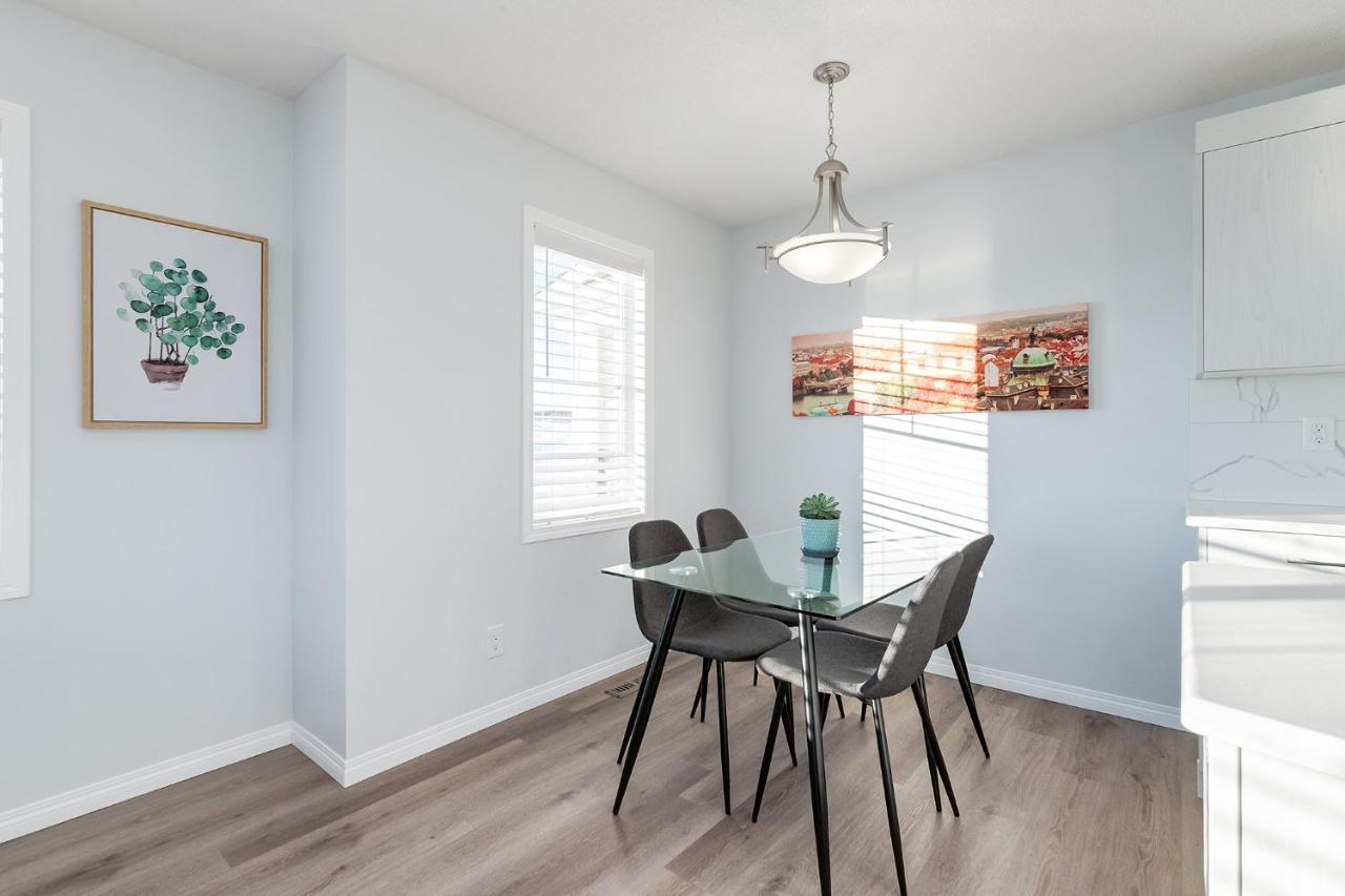 New Home With Ac, Patio And Netflix Calgary Exterior photo