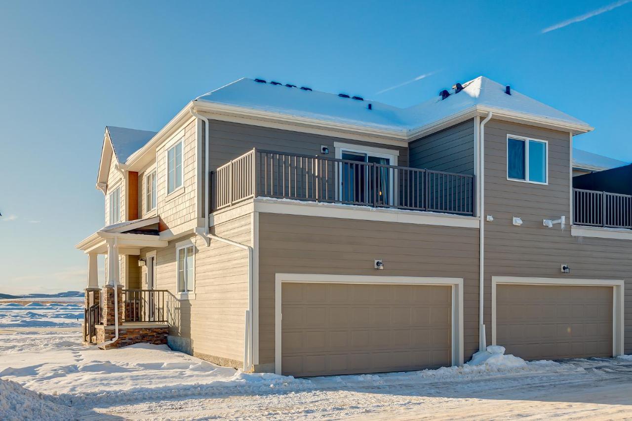New Home With Ac, Patio And Netflix Calgary Exterior photo