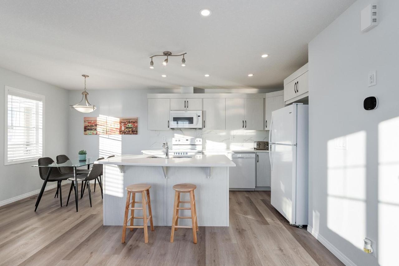 New Home With Ac, Patio And Netflix Calgary Exterior photo