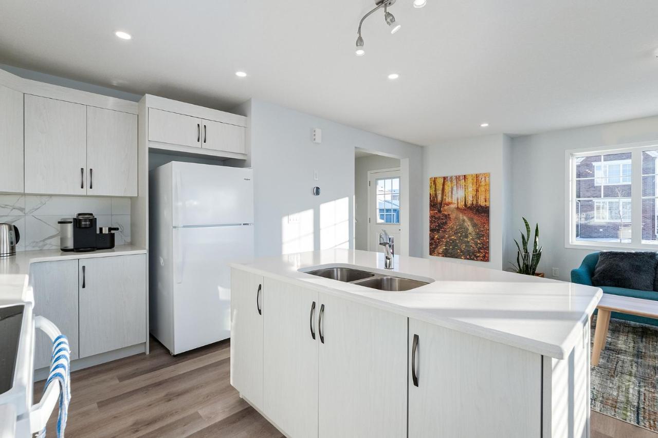 New Home With Ac, Patio And Netflix Calgary Exterior photo