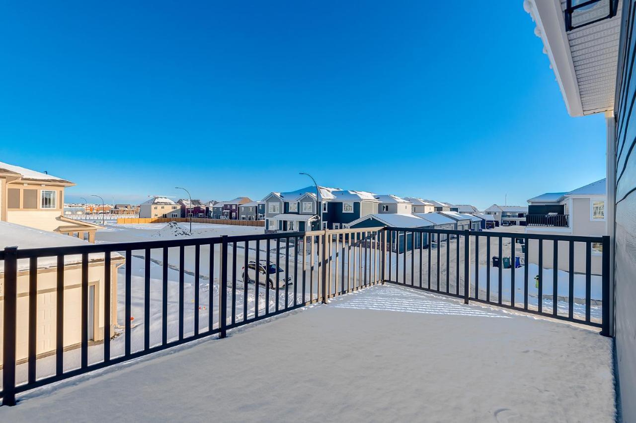 New Home With Ac, Patio And Netflix Calgary Exterior photo