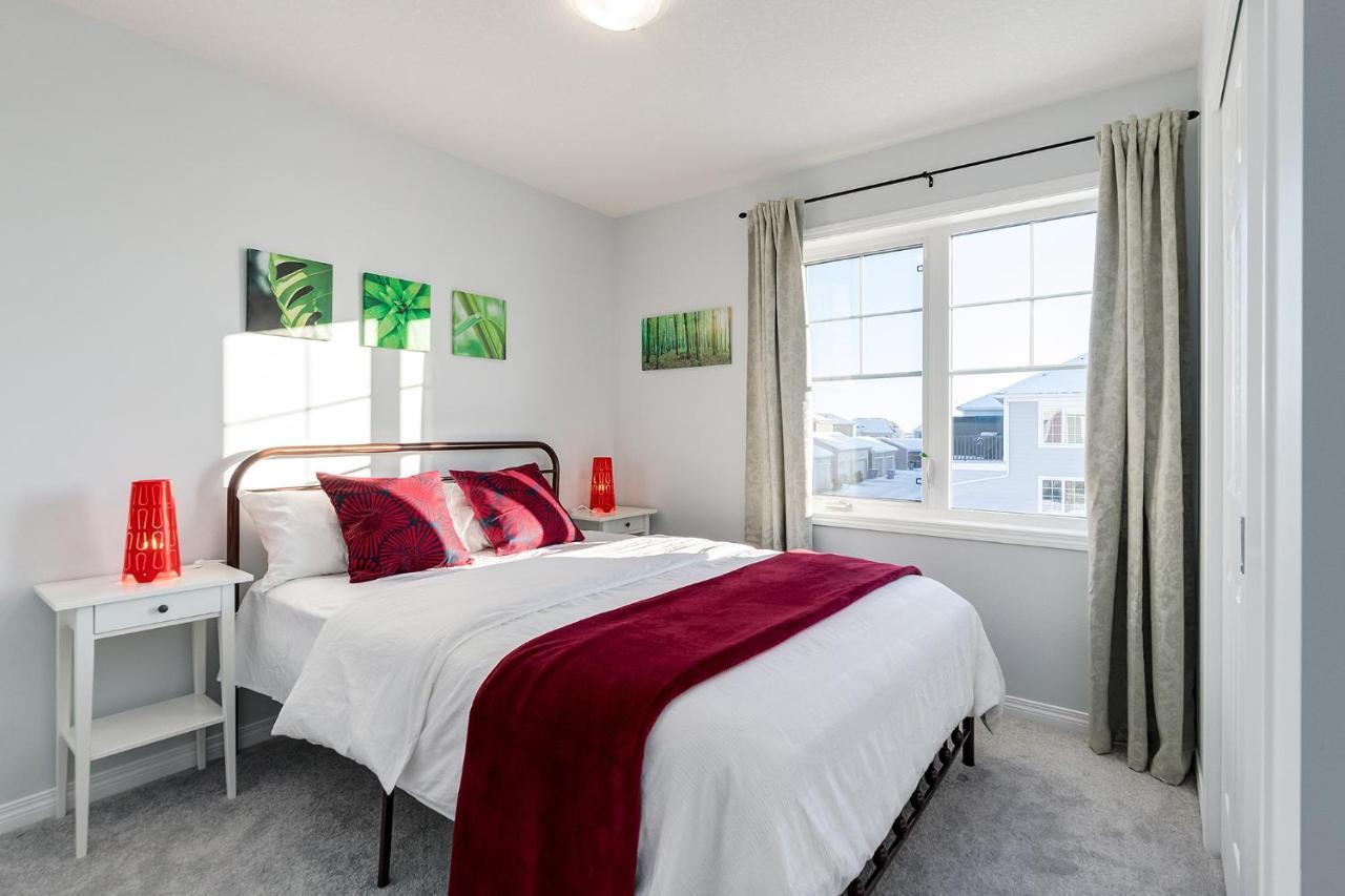 New Home With Ac, Patio And Netflix Calgary Exterior photo